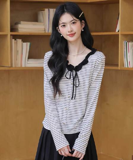 한 부서 프릴 V넥 레이스업 긴팔 티셔츠 여성 2026 가을 새로운 디자인 센스 작은 대중 스트라이프 맨위