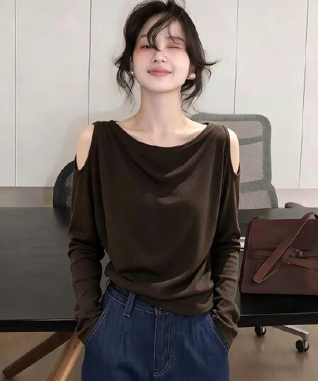 Chic 디자인 센스 오프숄더 긴팔 티셔츠 여성 2026 이른 가을 자이언트 잘 생긴 루즈핏 다용도 커피 색상 기본 셔츠 맨위
