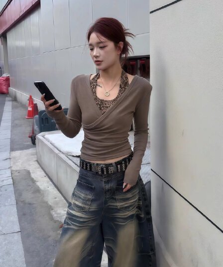 핫걸 바람 레오파드 무늬 페이크 레이어드 행침 목 V넥 긴팔 티셔츠 여성 조기 가을 주름 허리 수축 디스플레이 몸매 가꾸기 긴팔 여성