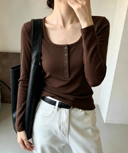 아메리칸 레트로 브라운 몸매 가꾸기 헨리 칼라 긍정적 인 어깨 티셔츠 여자 가을 디자인 센스 하프 단추 슬림해 보이는 맨위