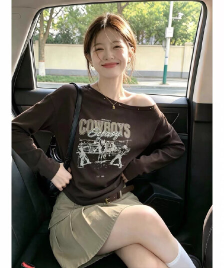 레트로 슈퍼 잘 생긴 프린트 비스듬한 어깨 티셔츠 가을 여성 의류 패션 루즈핏 다용도 기본 셔츠 커피 색상 긴팔 맨위