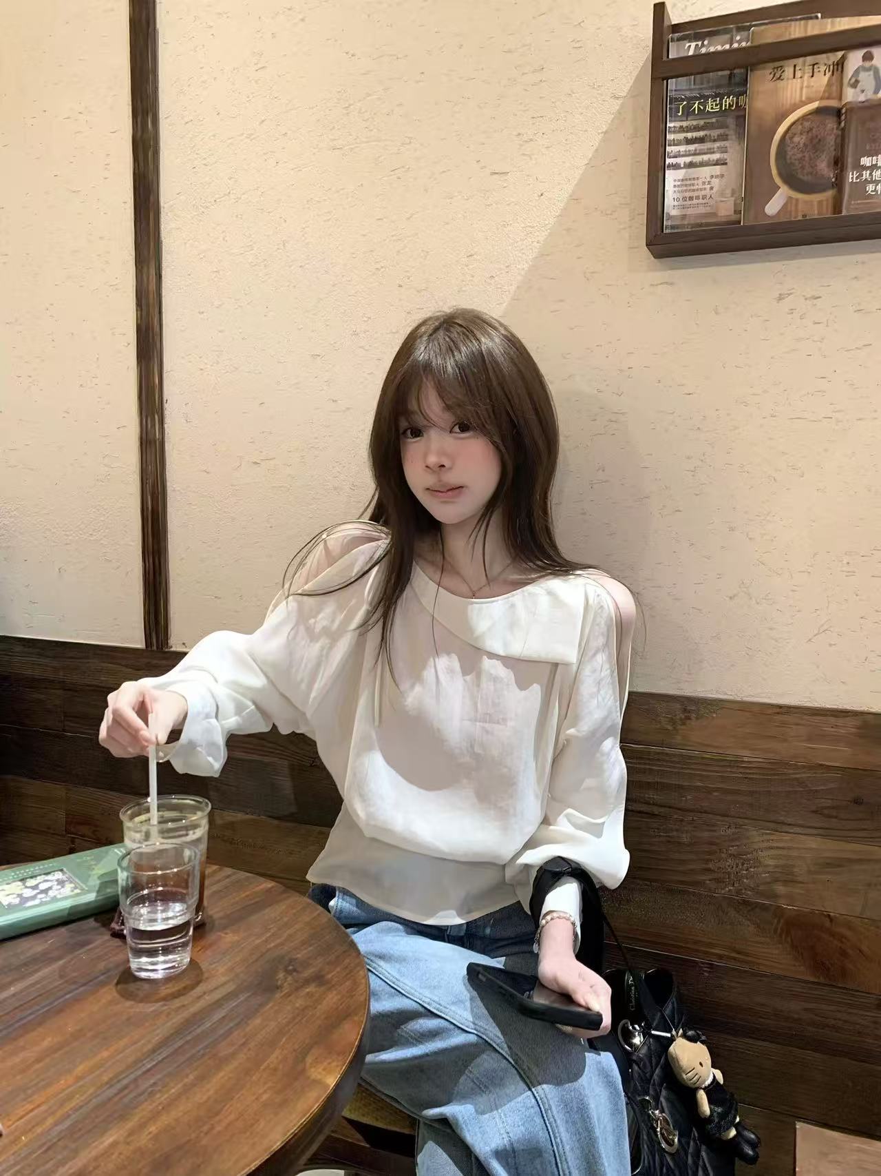 한국 작은 대중 오프숄더 디자인 센스 여성 셔츠 여름 허리 수축 슬림해 보이는 스트랩 셔츠 블라우스