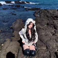 批发白色斑点狗印花连帽卫衣外套女秋冬2025新款修身收腰辣妹开衫上衣