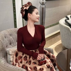 批发法式V领修身红色长袖T恤收腰抗皱波点<b class='q'>蓬蓬</b><b class='q'>裙套装</b>女秋冬时尚套装裙