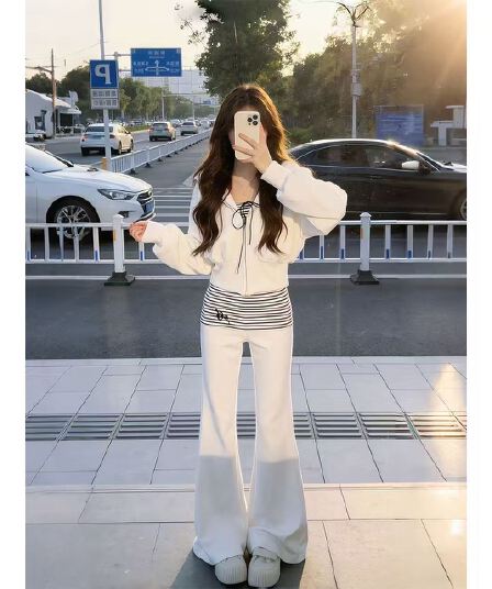 한 바람 여성 높음 슬림해 보이는 패션 세트 2026 봄 새로운 쇼트 스타일 외국어 튜브탑 배색 부츠컷 바지 3종 세트
