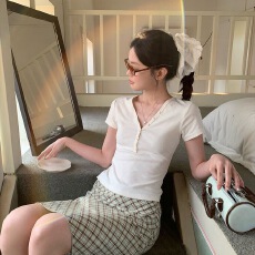 批发宋正恩米杏色纽扣正肩v领短袖t恤女夏季微透修身短款辣妹显瘦上衣