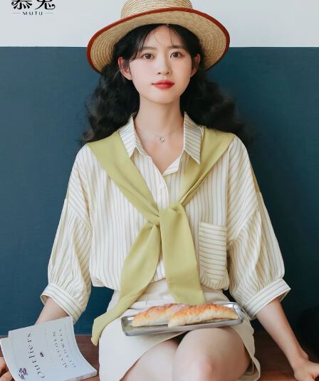 뮤 토끼 ins 항구 바람 스트라이프 페이크 레이어드 숄 여성 셔츠 2026 여름 새로운 디자인 센스 작은 대중 맨위 트렌디
