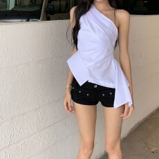 批发气质收腰显瘦设计感小众背心T恤女不规则下摆斜领露单肩辣妹上衣