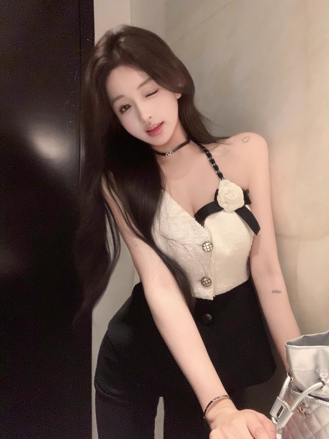 흑인과 백인 배색 작은 샤넬 스타일 행침 목 캐미솔 여름 순수한 욕망 섹시함 V넥 아름다움 뒤로 인사이드 잡아라. 의류 외출용