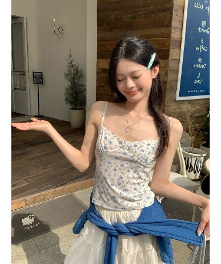 송 긍정적 인 En 파란색 작은 꽃무늬 캐미솔 여름 인사이드 가져 가라. 한 부서 몸매 가꾸기 슬림해 보이는 쇼트 스타일 아름다운 작은 맨위