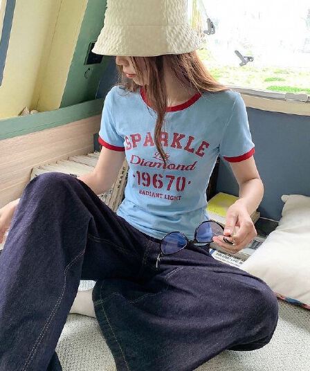 한 번 작은 짭짤한 한 부서 배색 파란색 긍정적 인 어깨 반팔 티셔츠 여성 여름 새로운 몸매 가꾸기 슬림해 보이는 디자인 센스 맨위 동정