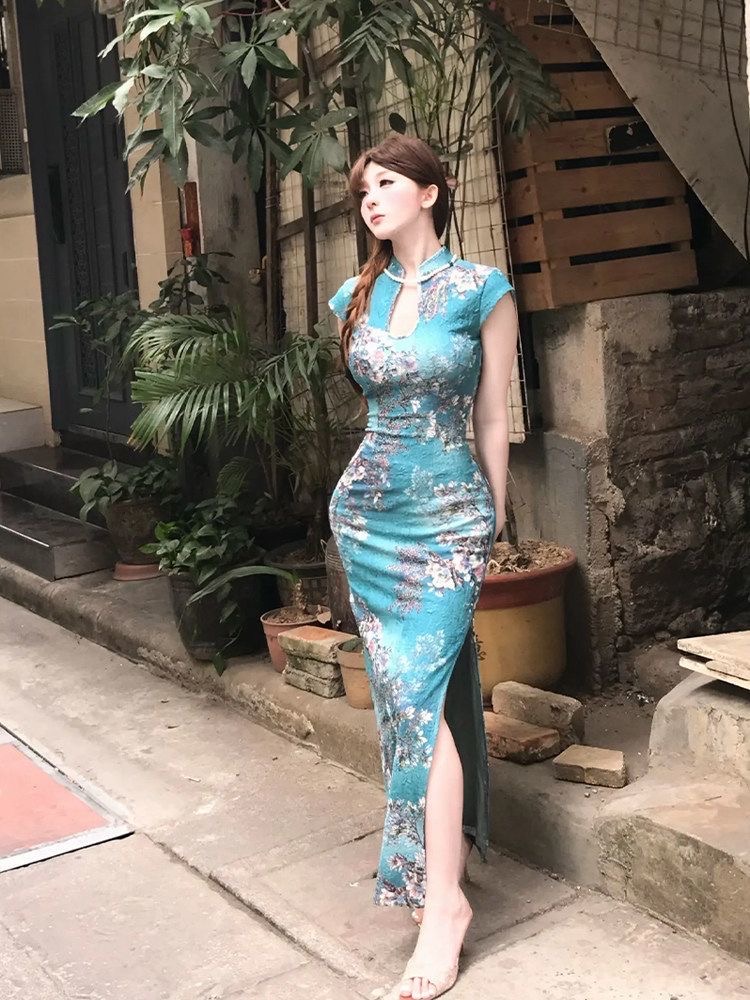 샤오 양 홈 연기 블루 핀치 깃털 열린 봄 새로운 슬림해 보이는 디자인 표지 고기 허리 수축 백리스 측면 트임 슛 쇼네 조각