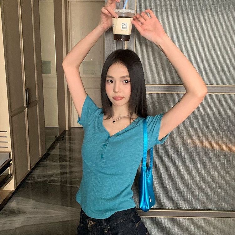송 긍정적 인 En 레이크 블루 색상 V넥 긍정적 인 어깨 반팔 티셔츠 여성 여름 2026 몸매 가꾸기 슬림해 보이는 자이언트 잘 생긴 ~ 중 쇼트 스타일 맨위
