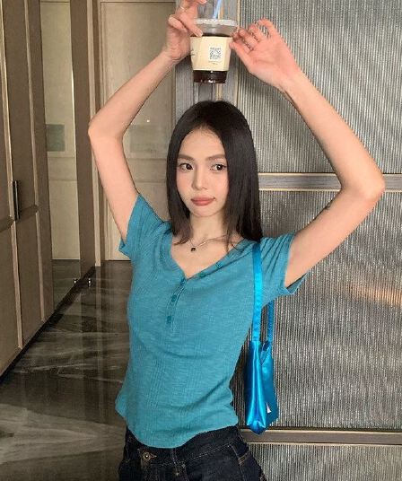 송 긍정적 인 En 레이크 블루 색상 V넥 긍정적 인 어깨 반팔 티셔츠 여성 여름 2026 몸매 가꾸기 슬림해 보이는 자이언트 잘 생긴 ~ 중 쇼트 스타일 맨위