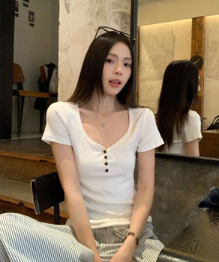 송 긍정적 인 En V넥 화이트 긍정적 인 어깨 반팔 티셔츠 여성 여름 2026 쇼트 스타일 핫걸 한 부서 다용도 몸매 가꾸기 작은 맨위