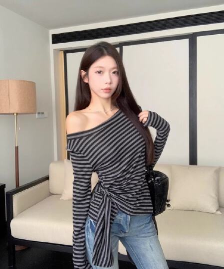 레트로 비스듬한 어깨 스트라이프 티셔츠 여성 2026 봄 가을 새로운 디자인 센스 허리 수축 슬림해 보이는 캐주얼 오프숄더 맨위 트렌디