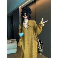 批发MRS SHAO<b class='q'>复古</b>v领长款毛衣女装秋冬2025新款宽松休闲慵懒风上衣裙