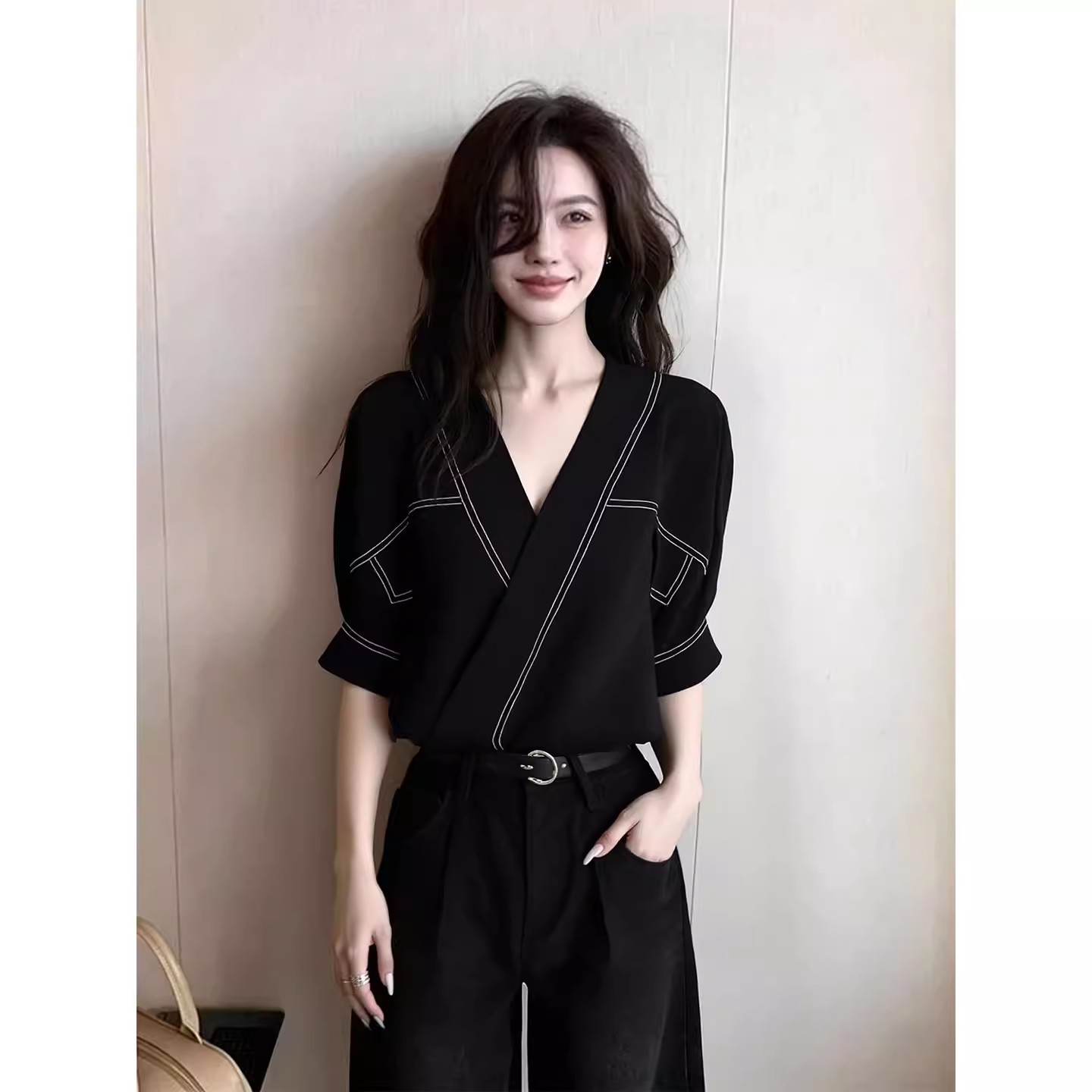 여성 의류 작은 대중 디자인 센스 V 넥 셔츠 2026 여름 새로운 품격 패션 고급 센스 외국 가스 작은 셔츠 맨위