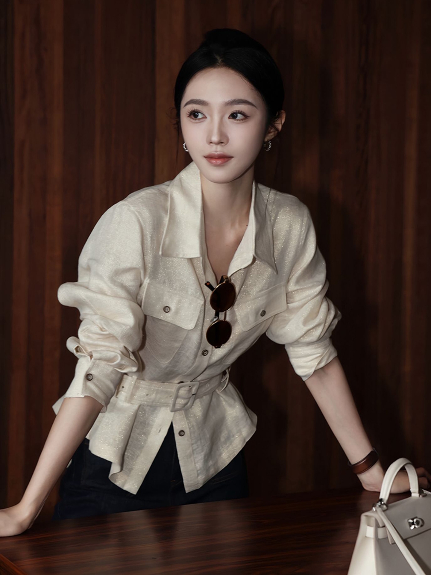 한 부서 chic 살구 색상 허리 수축 스트랩 긴팔 여성 셔츠 2026 년 봄 새로운 외국 가스 연령 감소 출퇴근 맨위