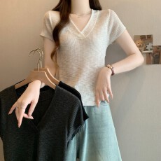 批发实拍~ 大码胖MM<b class='q'>夏</b>季新款设计感V领短袖正肩简约坑条上衣针织衫