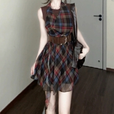 批发2025年夏季新款法式短款不规则挂脖连衣裙女显瘦收腰裙子