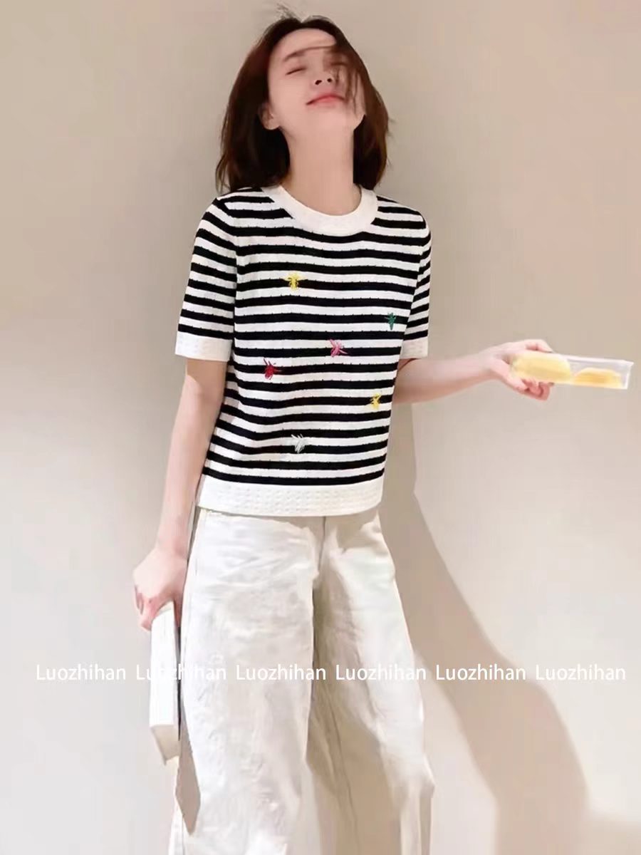 프랑스식 레트로 홀로우 아웃 색상 자수 반팔 니트 스웨터 여성 2026 여름 새로운 외국 가스 연령 감소 슬림해 보이는 맨위