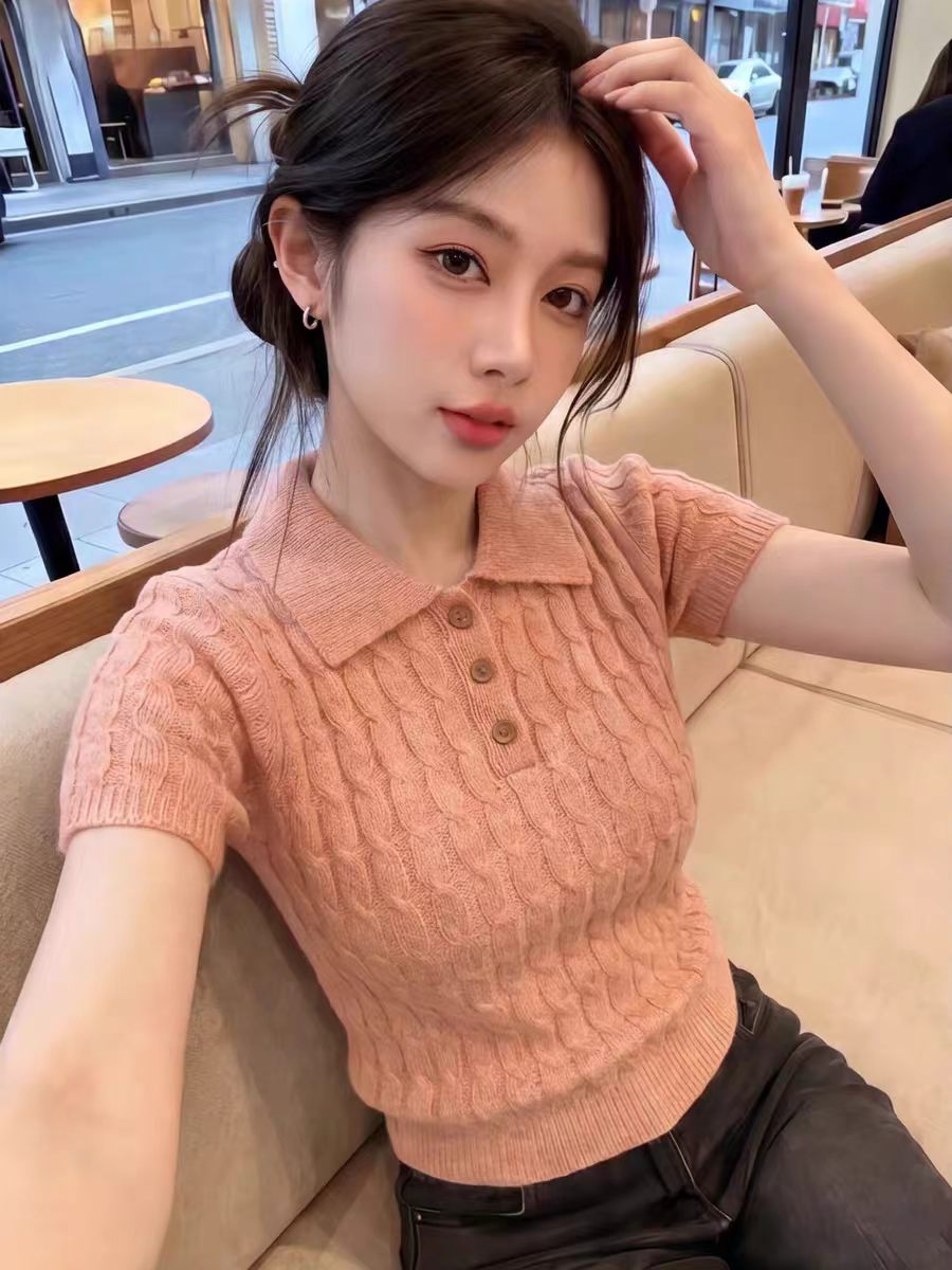 웨스트 포 멜로 분말 POLO 칼라 니트 반팔 티셔츠 여성 2026 여름 새로운 품격 작은 폴로 칼라 몸매 가꾸기 민소매 맨위