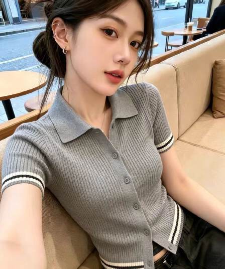 고급 센스 회색 폴로 칼라 반팔 니트 오픈 가디건 여성 2026 여름 새로운 배색 스트라이프 몸매 가꾸기 슬림해 보이는 맨위