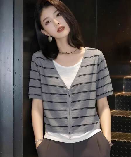 한 부서 페이크 레이어드 회색 스트라이프 반팔 니트 스웨터 여성 여름 루즈핏 캐주얼 다용도 디자인 센스 티셔츠 맨위