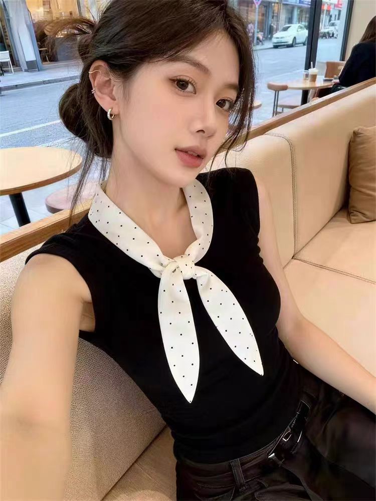 프랑스식 품격 흑인과 백인 배색 도트 무늬 나비 넥타이 민소매 조끼 여성 외출용 여름 디자인 센스 몸매 가꾸기 슬림해 보이는 맨위