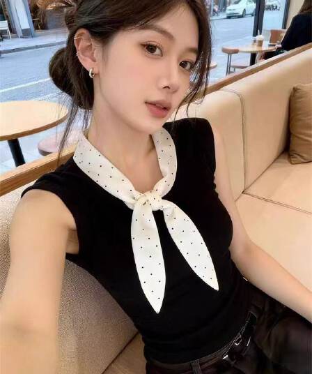 프랑스식 품격 흑인과 백인 배색 도트 무늬 나비 넥타이 민소매 조끼 여성 외출용 여름 디자인 센스 몸매 가꾸기 슬림해 보이는 맨위