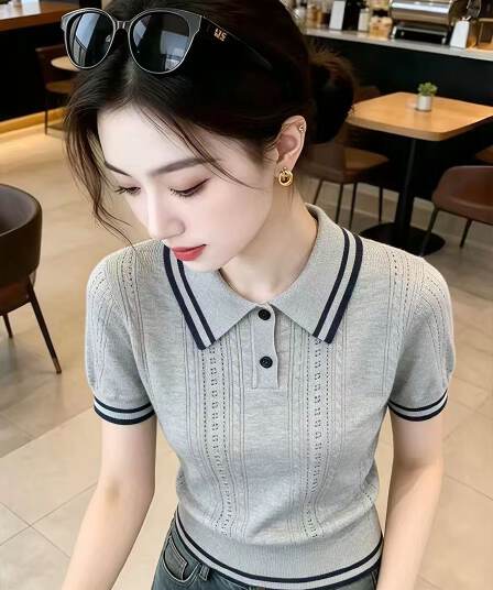 2026 초여름 새로운 학원 스타일 배색 폴로 칼라 반팔 니트 티셔츠 몸매 가꾸기 슬림해 보이는 디자인 센스 여성 의류 맨위