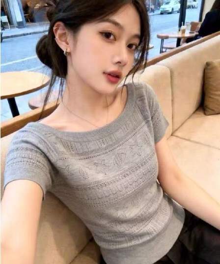 회색 불규칙 비스듬한 어깨 홀로우 아웃 니트 반팔 티셔츠 여성 여름 몸매 가꾸기 오프숄더 고유 한 아름다운 초여름 맨위