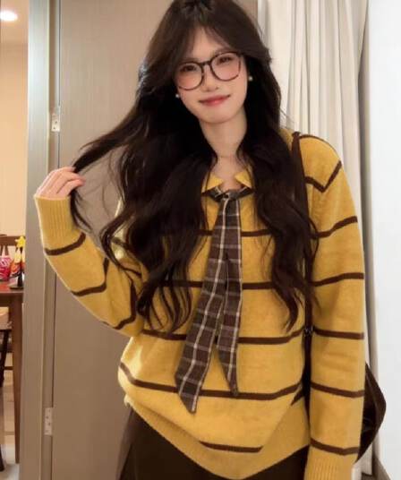 한 부서 황색 POLO 칼라 스트라이프 스웨터 여자 가을 겨울 2026 새로운 루즈핏 느긋한 바람 풀오버 니트 스웨터 맨위