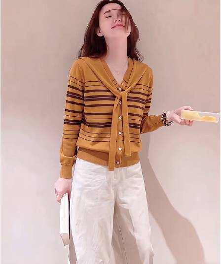 이른 가을 여성 의류 작은 키 소금 부서 연령 감소 그레이트 통해보기 가져 가라. 디자인 센스 주황색 니트 맨위