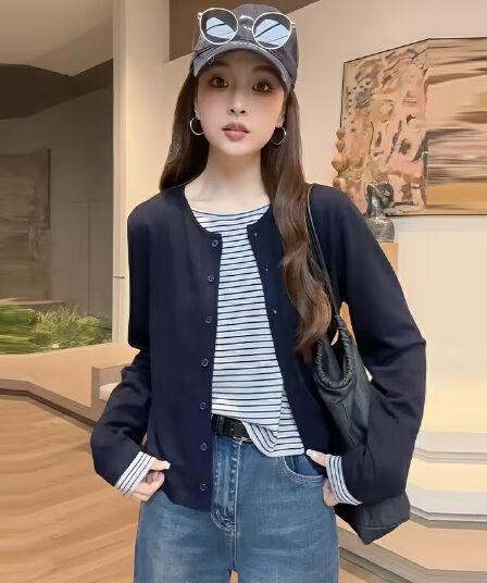 유럽 상품 디자인 센스 페이크 레이어드 스트라이프 긴팔 여성 가을 겨울철 2026 새로운 한 부서 품격 연령 감소 맨위