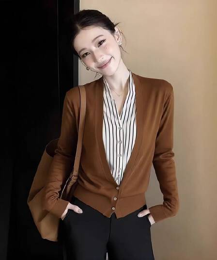 프랑스 rouje chic 가을 배색 패치워크 페이크 레이어드 긴팔 니트 티셔츠 여성 프랑스식 스트라이프 V넥 작은 셔츠