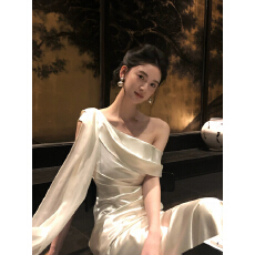批发2026新款白色缎面斜肩连衣裙高级感飘带修身<b class='q'>礼服</b>