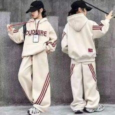 批发女童新年套装2026秋季新款加绒洋气中大童连帽过年时髦运动两件套