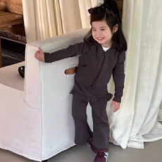 批发2026年春<b class='q'>女童</b>气质开<b class='q'>衫</b>连帽外套屁帘喇叭裤裙边两件套新款时尚套装