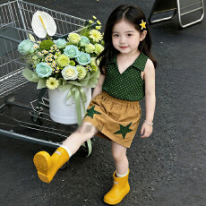 批发<b class='q'>女</b><b class='q'>童</b>甜美套装夏季2026新款<b class='q'>时尚</b>波点翻领背心上衣卡其色短裙两件套