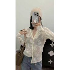 批发小香风<b class='q'>镂空</b>蕾丝设计感收腰排扣小衫