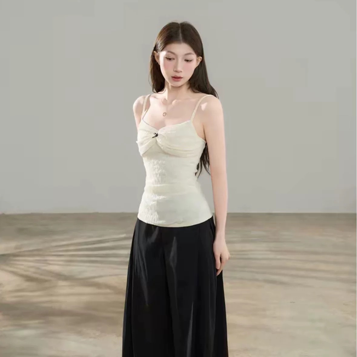 순수한 욕망 섹시함 화이트 나비 매듭 캐미솔 여름 새로운 외국 가스 Chic 몸매 가꾸기 슬림해 보이는 민소매 맨위