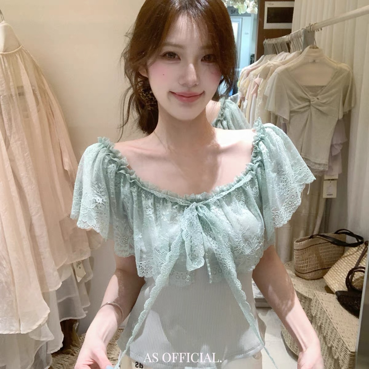 2026 년 여름 새로운 단색 여성 의류 프랑스식 레이스 레이스 보트넥 작은 셔츠 한 부서 디자인 센스 인형 셔츠