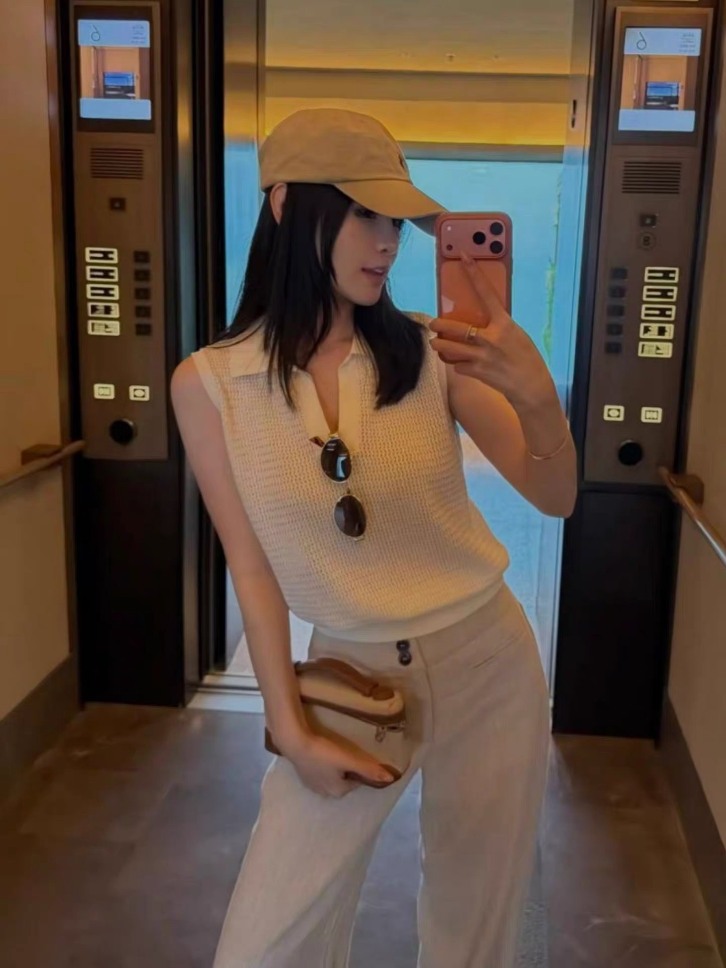 프랑스식 화이트 홀로우 아웃 V넥 니트 캐미솔 여름 디자인 센스 품격 몸매 가꾸기 슬림해 보이는 민소매 맨위