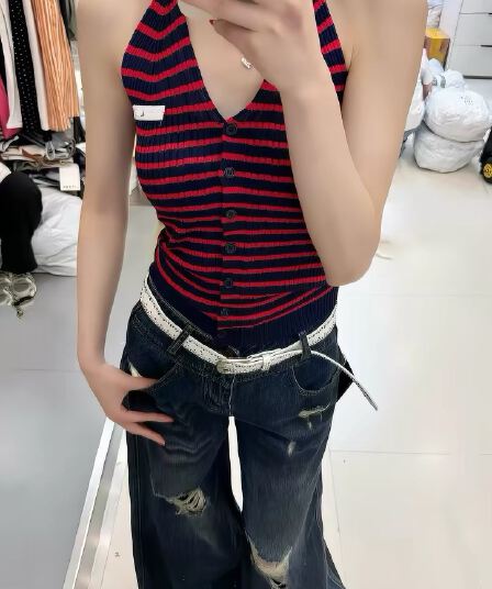 momo 행침 목 스트라이프 니트 조끼 여성 2026 여름 새로운 막대기 표준 디자인 센스 몸매 가꾸기 슬림해 보이는 슬립 맨위
