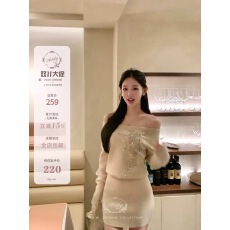 批发Hotdog 热狗很辣 【暮色碎钻】杏色<b class='q'>钉珠</b>设计感针织长袖<b class='q'>连衣裙</b>裙子