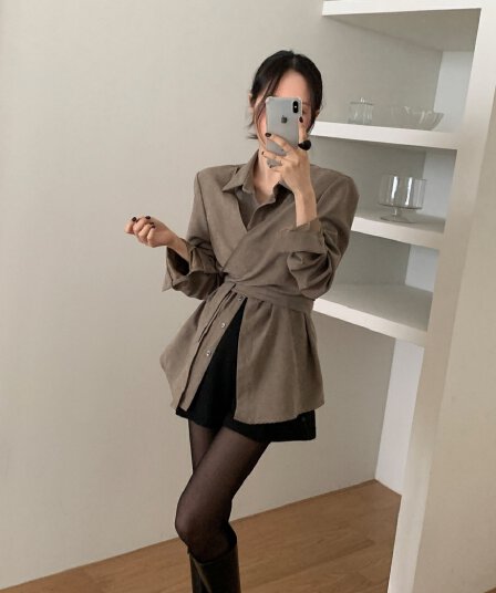 chic 한국 가을 새로운 레트로 품격 작은 대중 십자가 스트랩 페이크 레이어드 패션 다용도 셔츠 맨위
