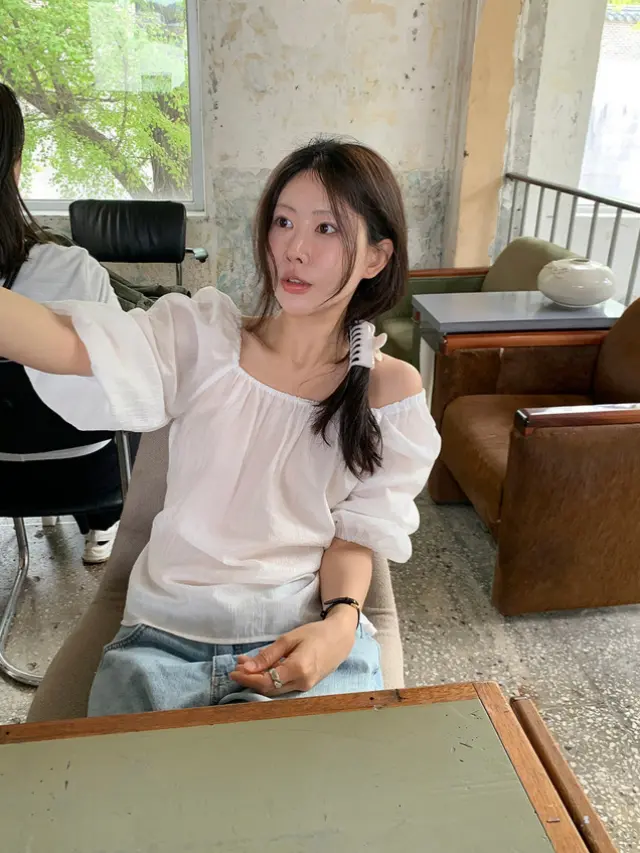 오프숄더 퍼프소매 쉬폰 블라우스 상세 이미지 2