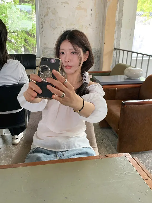 오프숄더 퍼프소매 쉬폰 블라우스 상세 이미지 3